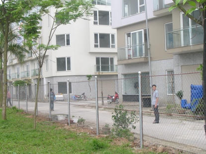 UBND phường Trung Văn: Không quản lý được thì... rào lại